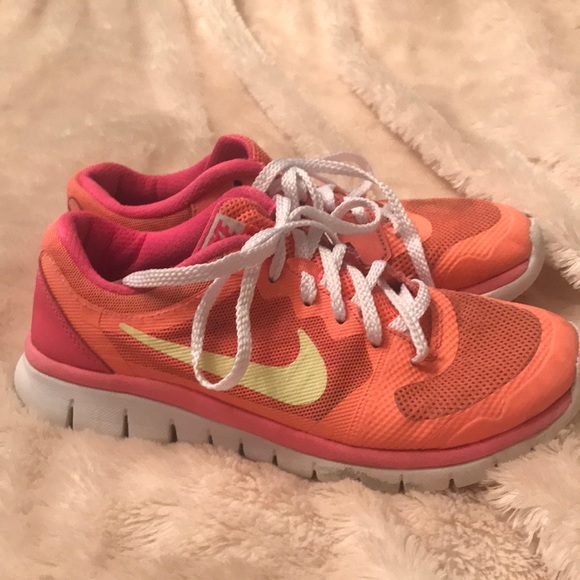 Gorgeous coral pink women’s Nike flex run sz. 6 - Picture 4 of 8